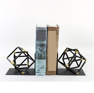 Sujetalibros de metal con forma de cubo geométrico moderno, sujetalibros decorativos de hierro negro para estanterías, tope de libros de diseño único para escritorios de oficina - Product Image 1