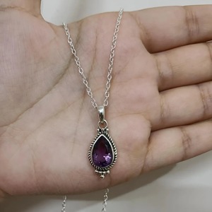 จี้ทำมือจากอเมทิสต์ ประดับด้วยกรอบเงินแท้ ประดับด้วยพลอยสีม่วงธรรมชาติทรงลูกแพร์ เครื่องประดับสไตล์โบโฮ พลอยประจำเดือนกุมภาพันธ์ - Product Image 3