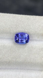Pierre naturelle certifiée Tanzanite, taille coussin longue, avec une couleur et un éclat excellents, Zoisite naturelle, 1,80 carat, clarté impeccable - Product Image 2