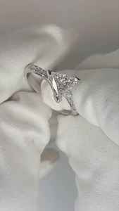 Bague éternité en or blanc 14 carats avec diamant de laboratoire taille trilliant de 2,02 carats et griffes en forme de flèche pour femme, idéale pour un cadeau de promesse de mariage. - Product Image 5