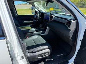 Toyota Tundra Limited 4x4 Usada del 2023 - Product Image 3