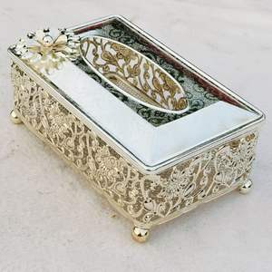 Boîte à mouchoirs en métal argenté à découpes florales pour une décoration coordonnée, disponible au prix de gros - Product Image 1