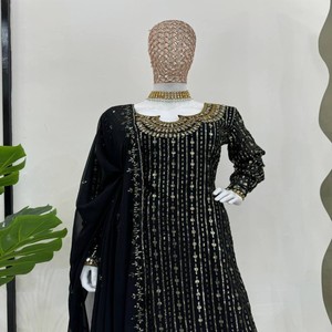Conjunto Kurti VASTRA COTTAGE de Georgette con Lentejuelas de Espejo Auténtico, Pantalón Micro y Dupatta a Juego, Completamente Cosido, Atuendo para Fiesta - Product Image 2