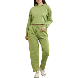 Conjunto Deportivo de Mujer de Alta Calidad con Logotipo Personalizado, Sudadera Corta con Hombros Caídos y Pantalones Deportivos para un Look Deportivo y a la Moda - Product Image 4