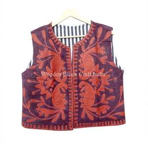 Chaleco de Invierno con Bordado Floral Único, Ecológico, Forro Cómodo, Chaqueta de Algodón de Inspiración Vintage para Mujer - Product Image 4