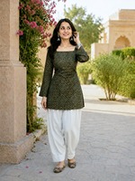 Kurti court en tissu de coton imprimé Bandhej avec pantalon palazzo en lin, tenue décontractée et quotidienne pour femmes, design élégant à prix abordable.