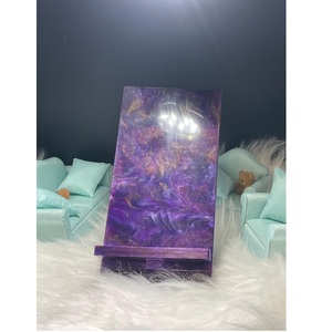 Soporte de Teléfono de Resina de Diseño, Hecho a Mano, Artístico, para Escritorio, Mesa y Mesita de Noche, Disponible para la Venta - Product Image 1