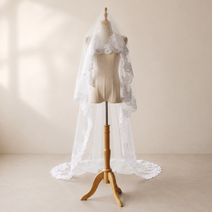 Abito <span class=keywords><strong>da</strong></span> <span class=keywords><strong>sposa</strong></span> bianco taglie forti a trapezio senza schienale <span class=keywords><strong>con</strong></span> <span class=keywords><strong>velo</strong></span>, lunghezza a terra, in pizzo <span class=keywords><strong>con</strong></span> fiori ricamati, in tulle, <span class=keywords><strong>con</strong></span> strascico a cappella, su misura, produzione in fabbrica - Product Image 4