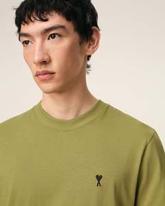 เสื้อยืดแขนราแกลนผู้ชาย สีครีมเขียว แต่งลายปักหัวใจ ทรงปกติ ผ้าเจอร์ซีย์คอตตอน คอกลม สไตล์ลำลอง - Product Image 3
