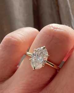 Anillo de Compromiso con Diamante Ovalado de 2 Quilates Cultivado en Laboratorio, Oro Sólido de 14K/18K, Banda Delgada de 1.5mm, Halo Oculto, Fabricante de Joyería al Por Mayor - Product Image 3