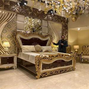 Cama King Size Clásica Europea con Mesita de Noche y Tocador, Juego de Dormitorio Clásico con Cama Tapizada, Muebles de Madera Tallada de Lujo - Product Image 2