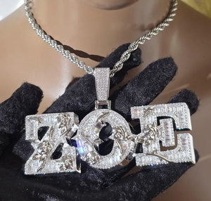 Collier avec pendentif lettre en moissanite couleur argent, breloque nom, design rose, chaîne personnalisée, bijoux initiales sur mesure - Product Image 1