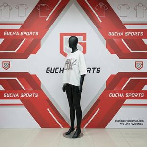 Camiseta blanca extragrande para mujer con logo GEN Z LUX, tela de algodón suave, corte holgado, estilo streetwear moderno para uso casual. - Product Image 3