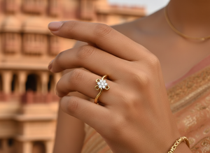 แหวนเพชรเม็ดเดี่ยวทรงดอกไม้ ทอง 14K ทำมือ ประดับเพชร VVS1 ที่เพาะเลี้ยงในห้องปฏิบัติการ ดีไซน์เรียบหรูแบบมินิมอล ตัวเรือนแบบหนามเตย เหมาะสำหรับเป็นแหวนหมั้น - Product Image 6