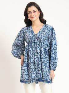 Blusa Elegante Azul con Cuello en V para Mujer, Diseño Minimalista para Oficina y Estilo Casual, Disponible para la Venta - Product Image 5