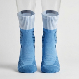 Chaussettes de sport pour hommes, bleues à rayures, tricotées, respirantes, en coton, polyester et élasthanne, style classique, été - Product Image 1