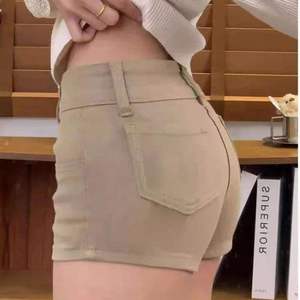 Shorts de mezclilla para mujer con un elegante acabado lavado, comodidad elástica y un look casual moderno, perfectos para guardarropas a la moda. - Product Image 6