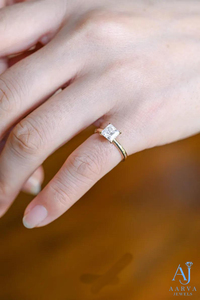 Anillo de Compromiso y Boda Solitario de Moissanita con Corte Princesa Clásico en Oro Sólido de 18K con Certificación IGI y Engaste de Puntas para Mujer - Product Image 2
