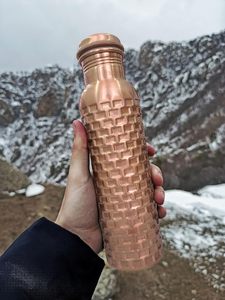 Botella de Cobre Puro Hecha a Mano, a Prueba de Fugas, Recipiente de Cobre Ayurvédico para la Salud, Botella de Metal con Patrón de Cuadros en Relieve, 34 oz - Product Image 3