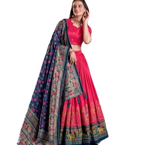 Choli de mariage formel exclusif en velours Tushar imprimé, de créateur, avec dupatta et lehenga ornés de travail en feuille d'aluminium - Product Image 1