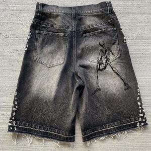 Shorts en jean brodés pour hommes, taille basse, effet vieilli, imprimé squelette, sequins, rivets, style punk, pour l'été - Product Image 2