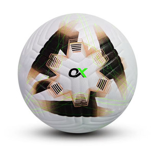 Ballon de football de qualité professionnelle en cuir PU, offrant une qualité constante, adapté aux matchs et aux tournois compétitifs. - Product Image 4