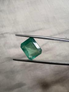 Pierre précieuse en émeraude de 4,50 carats, d'origine zambienne, pour bagues de luxe - Product Image 1