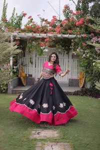 Lehenga Choli Romano Puro de Alta Calidad con Hermoso Diseño de Encaje Gota Patti, Traje Indio Perfecto para Eventos Culturales como Navratri - Product Image 1