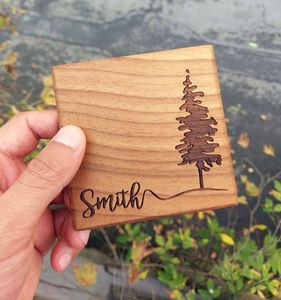 Posavasos Redondo de Madera Ecológico Estilo Rústico con Texto Grabado 'Encuentra la Alegría en las Pequeñas Cosas', Protector de Mesa de Café Anti-Calor - Product Image 5