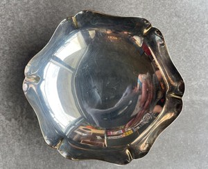 Bol à noix vintage en métal festonné, design argenté sur pied - Product Image 1