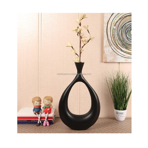 Vase floral moderne en aluminium de luxe, fait à la main, surface lisse, taille de couleur personnalisable pour décoration intérieure contemporaine de table - Product Image 1