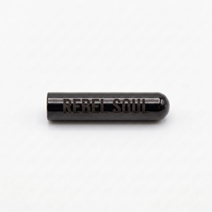 Ciondolo cilindrico nero con motivo a lettere in rilievo Rebel Soul - Product Image 1