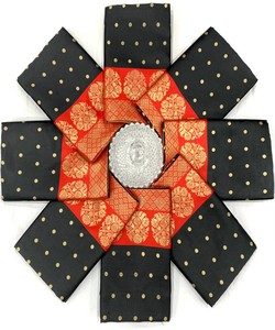 Sari de Seda Rojo y Negro con Borde Dorado, Traje Tradicional Indio para Bodas, para Mujer, Largo hasta el Suelo, Corte Regular - Product Image 4