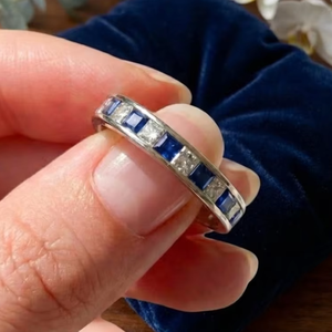 Bague de mariage classique en or blanc 18 carats avec saphir bleu et diamants, sertie en canal à taille princesse alternée, pour cadeau d'anniversaire de luxe - Product Image 1