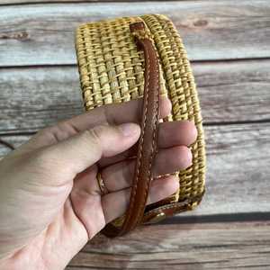 Sac à main artisanal en rotin et nacre, luxueux, avec incrustation de coquillages irisés, tissé, pour la mode bohème moderne, la plage et les soirées - Product Image 6