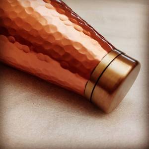 Bouteille d'eau en cuivre pur de haute qualité 99,9 %, martelée à la main, fabriquée à la main en cuivre et laiton 100 % recyclés, avec bouchon. - Product Image 4