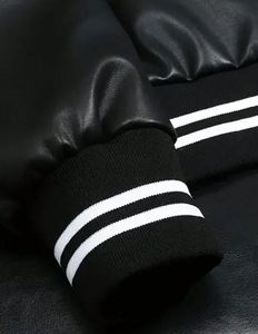 Chaqueta Varsity Negra para Hombre, Cuello Camisero, Cierre de Botón, Color Sólido, Corte Regular, para Otoño - Product Image 3