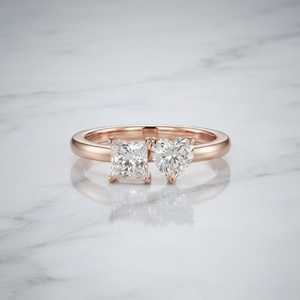 Magnifique bague Toi et Moi unisexe en or rose 14 carats avec diamants de laboratoire taille princesse et taille cœur de 0,70 carat chacun, idéale pour les fêtes et comme cadeau. - Product Image 2