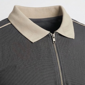 Polo à manches courtes gris foncé pour homme avec col zippé et bordure beige, design tricoté décontracté, coupe classique, couleur unie - Product Image 4