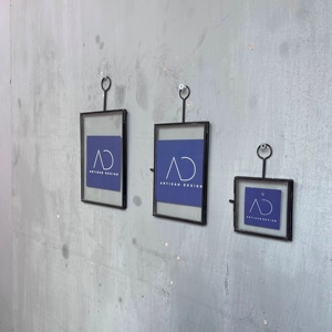Cadre photo mural en verre suspendu ARTISAN DESIGN, cadre mural décoratif en métal avec anneau de suspension pour la décoration murale de la maison ou du bureau - Product Image 2