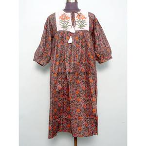 Robe midi élégante pour femme, coupe moderne, imprimé floral estival, col en V, style décontracté avec décoration à pompons, lavable en machine. - Product Image 1