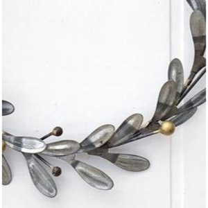 Corona rústica de zinc bellamente elaborada con hojas de metal envejecido y adornada con bayas doradas brillantes, decoración navideña - Product Image 5