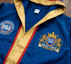 Bata de Boxeo Regal Three Azul con Logotipo Bordado en Dorado, Ropa de Artes Marciales para Hombre, Bata de Boxeador - Product Image 5