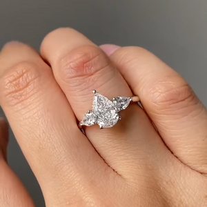 Bague de fiançailles en or 14 carats avec trois pierres en diamant de laboratoire de forme poire de 2 carats, design élégant, classique et intemporel - Product Image 1