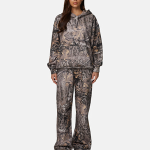 Ensemble 2 pièces en polaire camouflage à capuche pour femme, coupe ample, longueur genou, décontracté, hiver, manches courtes, imprimé, sweat-shirt et pantalon tricotés - Product Image 1