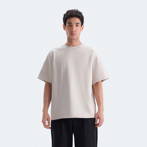 เสื้อยืดโอเวอร์ไซส์ผู้ชาย คอตตอนสีพื้น OEM แขนสั้น คอกลม ทรงลำลอง ระบายอากาศได้ดี น้ำหนัก 220 กรัม เหมาะสำหรับฤดูร้อน รับสกรีนโลโก้ - Product Image 1