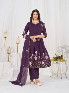 Conjunto de Vestido Anarkali de Algodón con Bordado Intenso para Mujer |   Conjunto Premium de Kurta, Pantalón y Dupatta |   Exportación Global de Moda - Product Image 4