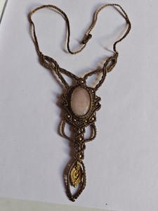 Collar con Colgante de Macramé Marrón Dorado Hecho a Mano con Gema Rosa, Ajustable, Estilo Boho, Étnico, Unisex, Venta al Por Mayor - Product Image 1