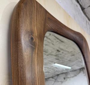 Miroir mural artisanal en bois de noyer Art Déco, écologique, avec cadre au design moderne pour hôtels - Product Image 2
