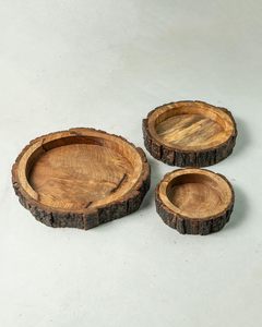Plateau de service jetable durable en bois naturel avec incrustation d'écorce de bois de qualité supérieure |   Plateau en bois rustique de luxe |   Cadeau d'affaires au design bohème - Product Image 3